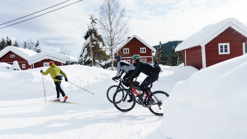 DU KAN SYKLE HELE ÅRET: I Nordmarka i Oslo er det brøytede veier hele vinteren, som du fint kan bruke med piggdekk på sykkelen. Foto: Marcel Battle