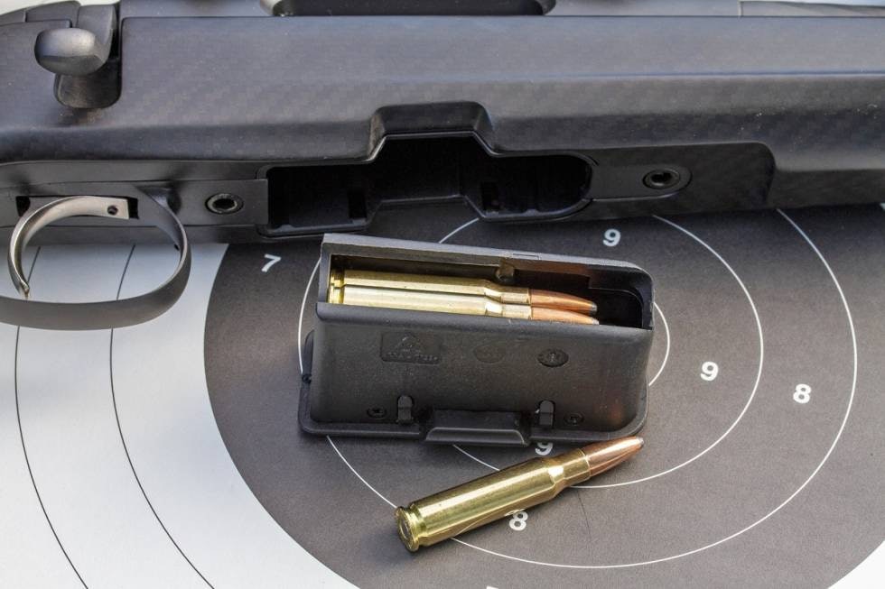 Magasin: 4-skuddsmagasinet løses ut ved samtidig å trykke inn en knapp på hver side i underkant.