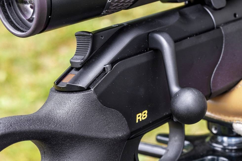 Oppspenner: Du kan trygt gå med patroner i kammeret når du har oppspenner istedenfor sikring. Nærbilde av oppspenneren på blaser r8 silence ultimate