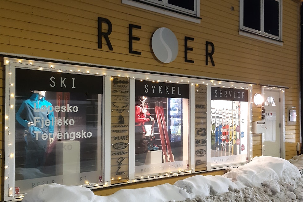 I et gult hus med utsikt mot Romsdalsfjella holder Reser til. Foto: Magnus Espeland I et gult hus med utsikt mot Romsdalsfjella holder Reser til. Foto: Magnus Espeland
