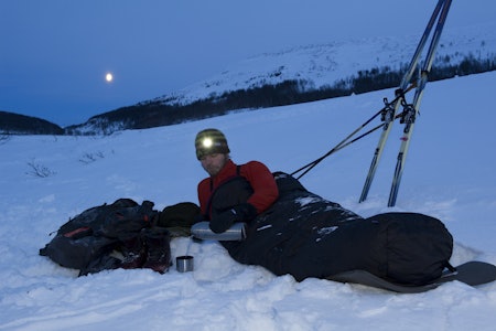 VINTERNATT: Kjenner du kulden fra snøen mot ryggen har du for få eller for tynne liggeunderlag. Foto: Randulf Valle vinterovernatting