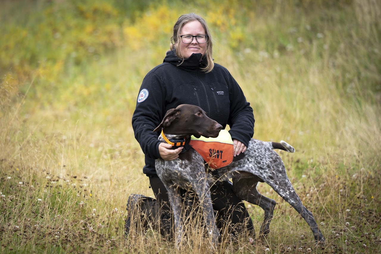BRYNJE ANTARCTIC JACKET: Med hetta på og hendene i lomma, ligger alt til rette for å holde seg varm med ulljakka Brynje Antarctic. jeger ikledd ulljakke Brynje Antarctic windstopper mellomplagg til test