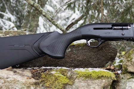 BERETTA A400 LITE: Godt balansert og lett halvautomathagle halvautomat hagla Beretta A400 lite liggende på steiner utendørs til test