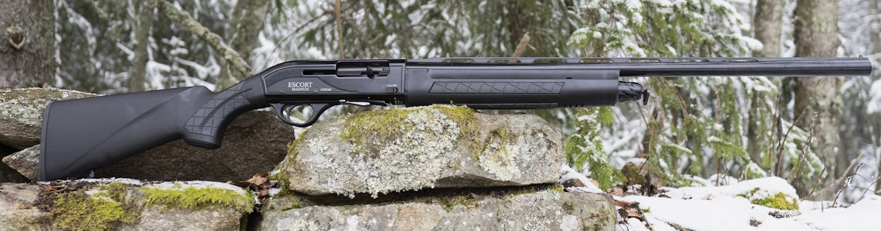 TEST: Hatsan Escort Magnum Xtreme halvautomatisk hagle med gassdrevet halvauto-mekanisme Escort Magnum Xtreme liggende på en sten