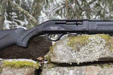 TEST: Hatsan Escort Magnum Xtreme halvautomatisk hagle med gassdrevet halvauto-mekanisme Escort Magnum Xtreme liggende på en sten