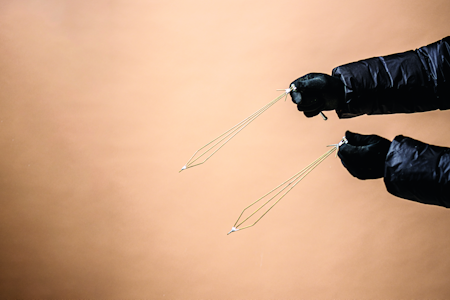 LIVET FØR SENDER/MOTTAGER: Du må gjerne smile, men dette er en del vår skredsikkerhetshistorie. Med søkevinkler ønsket man å finne folk som var begravd i snøskred. Foto: Vegard Breie LIVET FØR SENDER/MOTTAGER: Du må gjerne smile, men dette er en del vår skredsikkerhetshistorie. Med søkevinkler ønsket man å finne folk som var begravd i snøskred. Foto: Vegard Breie