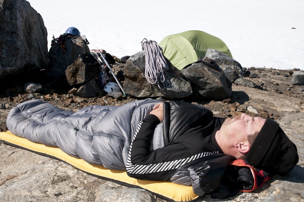 LETTVEKT: Når du pakker lett kan du kalkulere med en tynn sovepose som kan brukes sammen med dunjakka. Randulf Valle LETTVEKT: Når du pakker lett kan du kalkulere med en tynn sovepose som kan brukes sammen med dunjakka. Randulf Valle