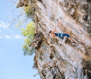 VARIERT: På klippene kan du møte barnefamilier, unge backpackere, bryllupsreisende og pensjonister. Her ser vi Marie Holmerud i aksjon. Foto: Hanna Jordan VARIERT: På klippene kan du møte barnefamilier, unge backpackere, bryllupsreisende og pensjonister. Her ser vi Marie Holmerud i aksjon. Foto: Hanna Jordan