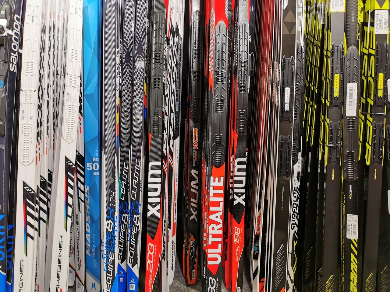 BREDT UTVALG: Nordmenn kan glede seg over et godt utvalg av de smaleste skiene. Foto: Gunhild Aaslie Soldal  langrennsski