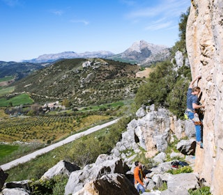 UTSIKT: “A view to die for” sto det I guideboken, vi tenkte de tok litt hardt i, men fy søren boken hadde rett, her er det fint!  Erik Nerell klatrer "El esquinaso". En fin 6c på feltet Villanueva de Cauche. Foto: Hanna Jordan