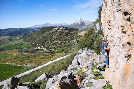 UTSIKT: “A view to die for” sto det I guideboken, vi tenkte de tok litt hardt i, men fy søren boken hadde rett, her er det fint!  Erik Nerell klatrer "El esquinaso". En fin 6c på feltet Villanueva de Cauche. Foto: Hanna Jordan