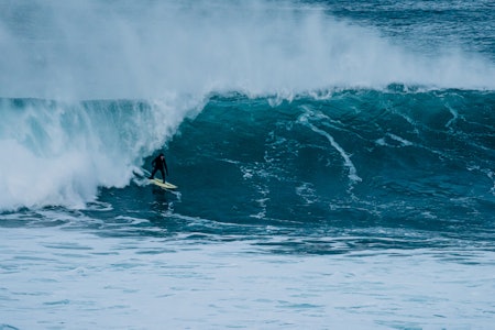 KUNNE IKKE MOTSTÅ: Joel Stevenson tok turen opp til Lofoten for det anmeldte gigaswellet. Foto: Andreas Wolden KUNNE IKKE MOTSTÅ: Joel Stevenson tok turen opp til Lofoten for det anmeldte gigaswellet. Foto: Andreas Wolden