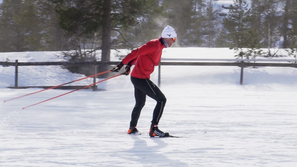 FIN FLYT: Om du prøver å skøyte med klassisk-ski og staver, vil du raskt erfare at det ikke er helt optimalt. Her er Ragnar Bragvin under innspilling av teknikkserien vår, God på langrenn. Foto: Christian Nerdrum FIN FLYT: Om du prøver å skøyte med klassisk-ski og staver, vil du raskt erfare at det ikke er helt optimalt. Her er Ragnar Bragvin under innspilling av teknikkserien vår, God på langrenn. Foto: Christian Nerdrum