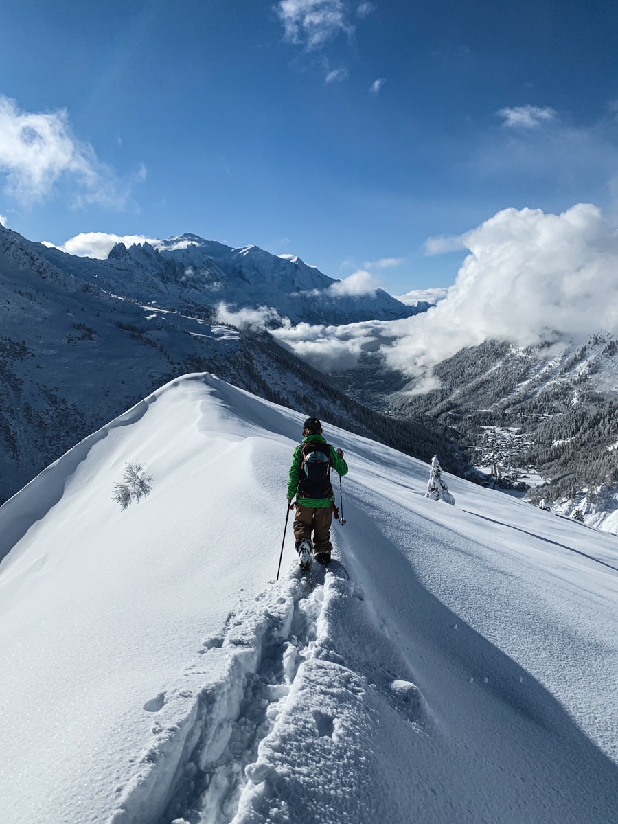 TIDLIG KRØKET: Snøværet har lettet og et høytrykk har tatt over i Chamonix. 11 år gamle Aksel Hagen brøyter spor for menn i 40-årene som kommer etter. Foto: Simen Johannessen