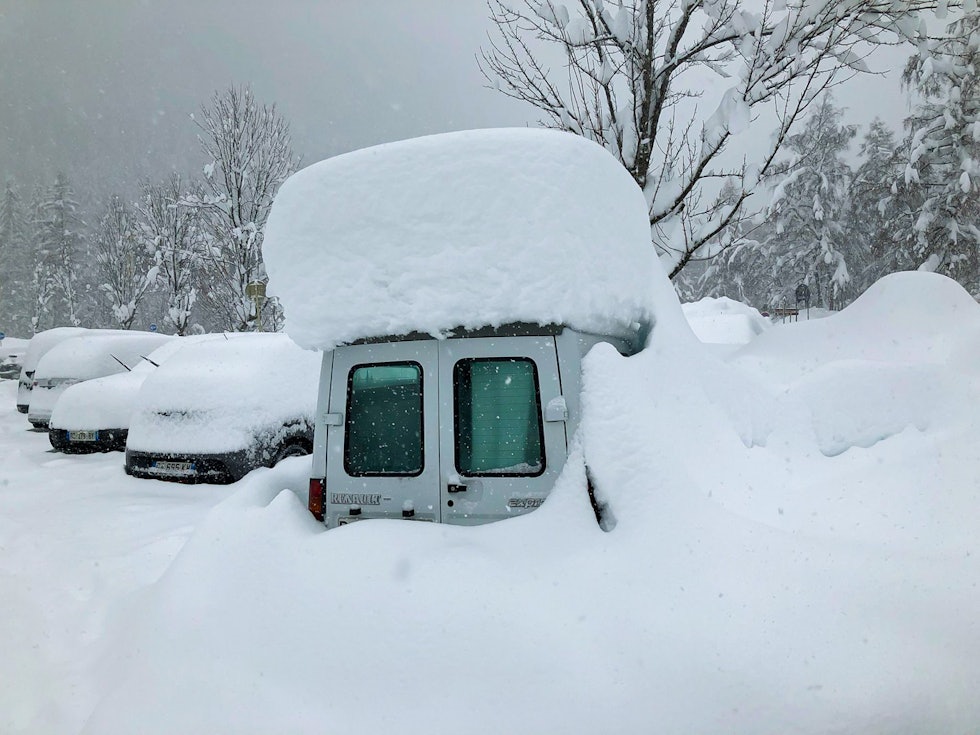 MUCHO: Det er historiske forhold i Chamonix for tiden, og det har til og med vært mulig å kjøre pudder hele veien ned i dalen. Det skjer rett og slett ikke hvert år. Foto: Simen Johannessen MUCHO: Det er historiske forhold i Chamonix for tiden, og det har til og med vært mulig å kjøre pudder hele veien ned i dalen. Det skjer rett og slett ikke hvert år. Foto: Simen Johannessen