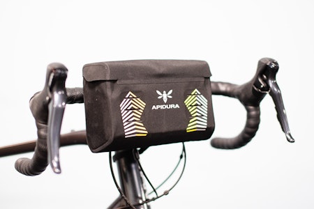 OLD SCHOOL: Den ser litt gammeldags og kjedelig ut, men du verden så bra Apiduras styreveske er i bruk. Foto: Henrik Alpers.  OLD SCHOOL: Den ser litt gammeldags og kjedelig ut, men du verden så bra Apiduras styreveske er i bruk. Foto: Henrik Alpers.