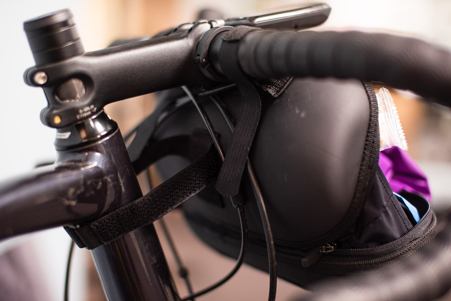 SVAKT: Festestroppene er spinkle. De holder ikke godt nok på vesken om du har tungt innhold, og er eneste svakhet ved produktet. Foto: Henrik Alpers. 