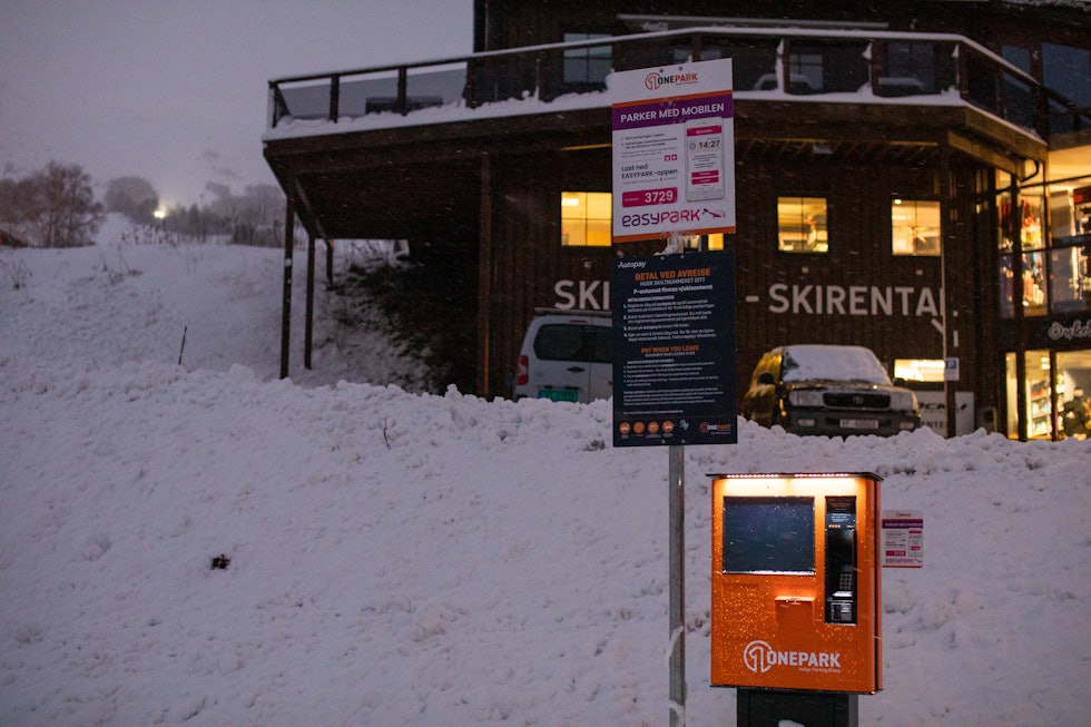AUTOMAT: One Park sørger for å dra inn kronene det nå koster å parkere ved Oppdal skisenter. Foto: Tore Meirik Oppdal skisenter har innført betaling for parkering