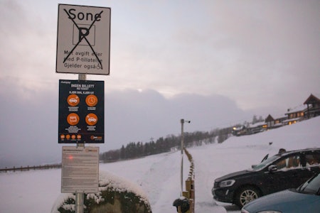 INNFØRER PARKERINGSAVGIFT: Hos Oppdal Skisenter blir det nå avgiftsbelagt parkering. Foto: Tore Meirik Oppdal skisenter har innført betaling for parkering