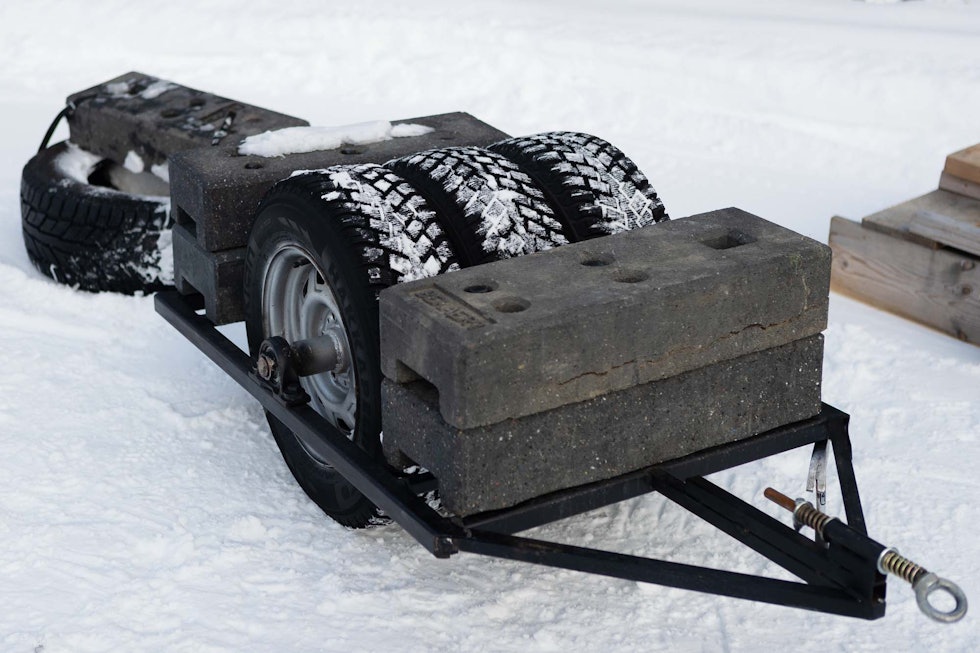 BILDEKK: Sveiseapparat og praktisk sans kommer man langt med. Legg til gamle bilhjul- og dekk, så har du et godt preppeverktøy. preppe sti sykling vinter fatbike