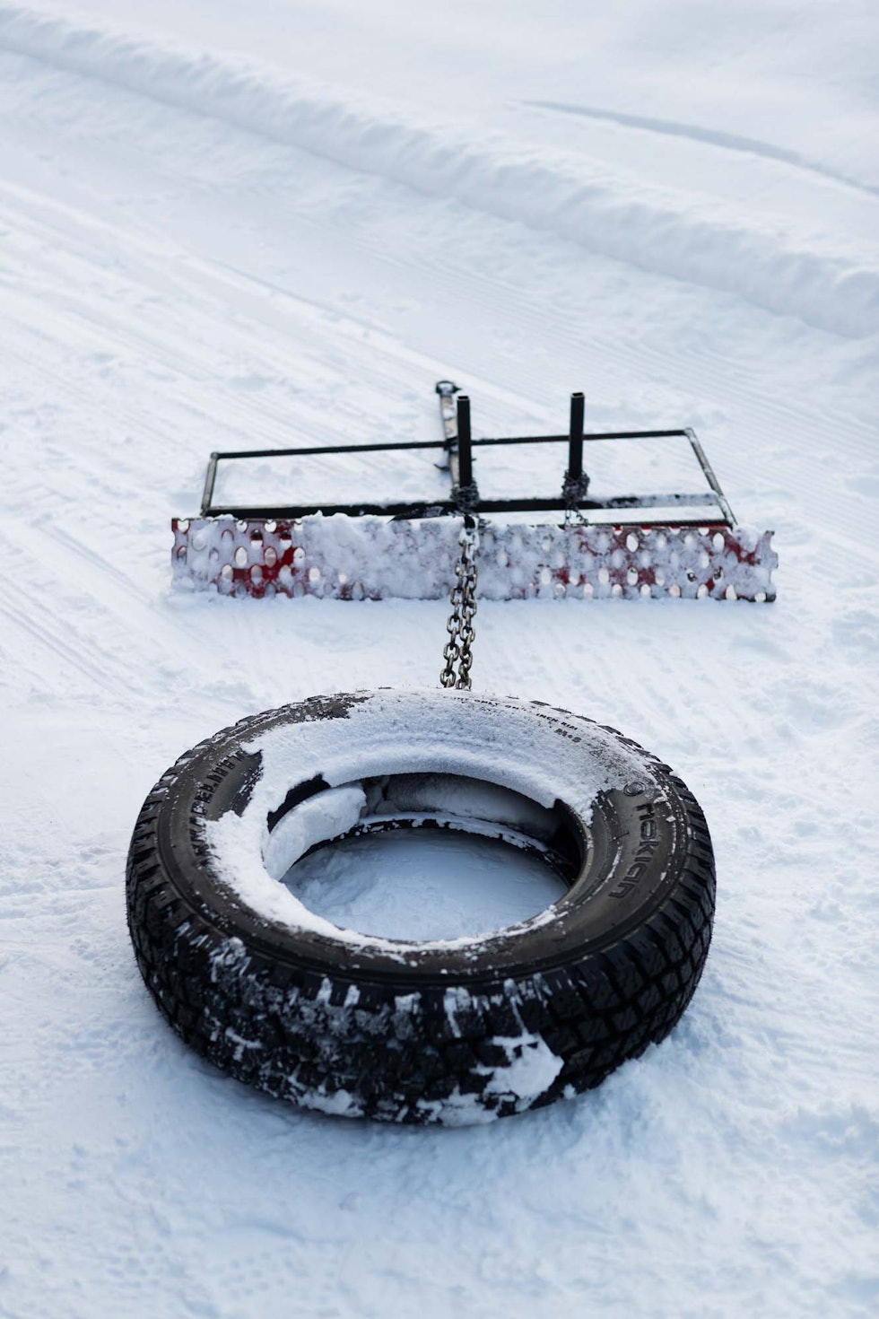 ENKEL VERKTØY: Et metallskjær og et bildekk er alt som skal til. preppe sti vintersykling fatbike