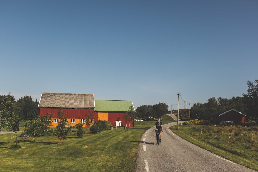 HJEMMEFERIE: Mindre reising til utlandet trenger overhodet ikke være en ulempe. Å være turist i eget land kan gi deg opplevelser du ikke hadde drømt om. Foto: Kristoffer H. Kippernes. sykling aktivitet