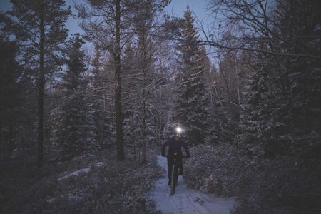 ÅRSREGNSKAP: Ble nyttårsforsettene oppfylt? Terrengsykkel-redaktør Kristoffer H. Kippernes tar en sjekk. Bildet: Tonje Sameien sykler på vinterlige forhold. Foto: Kristoffer H. Kippernes. stisykling aktivitet