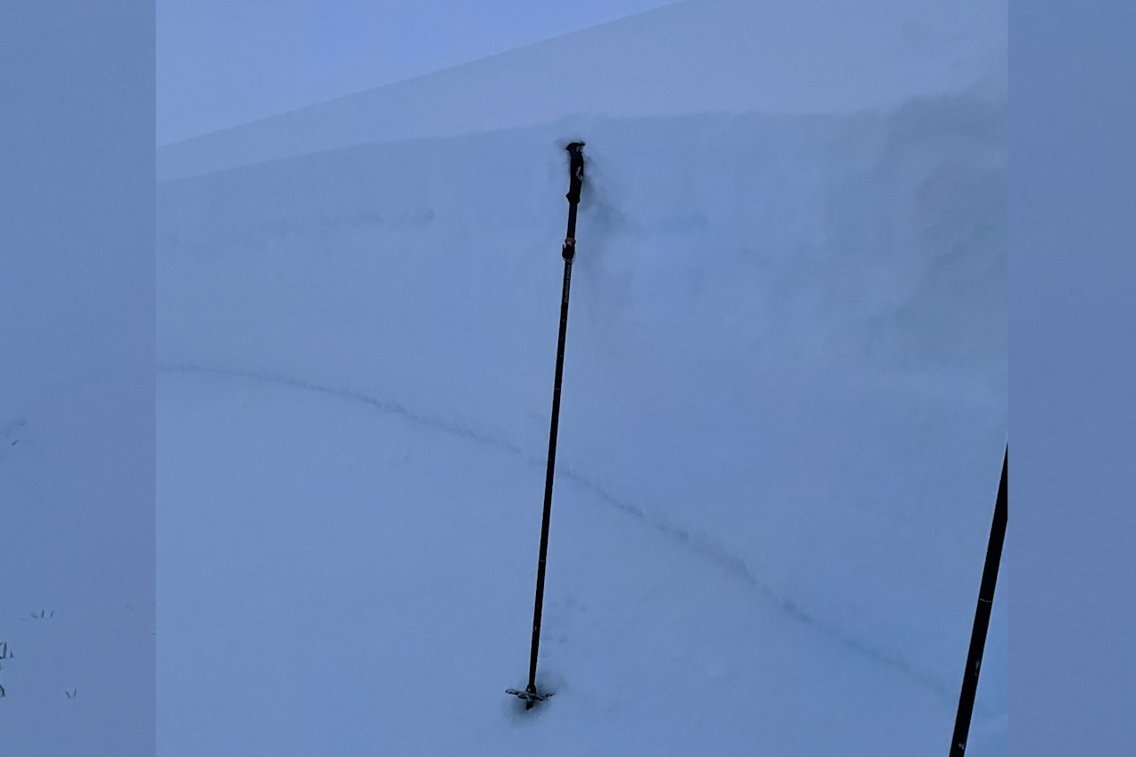 SNØSKRED: Martin Stefan observerte et naturlig utløst snøskred i Lyngen i helga. Her ser du bruddkanten på skredet, som viser en god stavlengde. Foto: Martin Stefan Snøskred troms