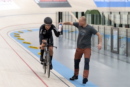 LAGARBEID: På søndag satte Monica Storhaug syv verdensrekorder på 12 timer. Ektemann Anders Bernhoft ledet støtteapparatet. Foto: Kjetil Birkedal Pedersen. LAGARBEID: På søndag satte Monica Storhaug syv verdensrekorder på 12 timer. Ektemann Anders Bernhoft ledet støtteapparatet. Foto: Kjetil Birkedal Pedersen.