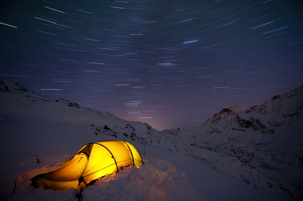 VARMERE: Det er definitivt varmere å sove inne i teltet enn utenfor. Foto: Randulf Valle