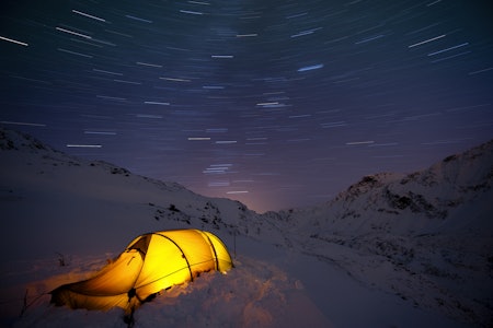 VARMERE: Det er definitivt varmere å sove inne i teltet enn utenfor. Foto: Randulf Valle vintercamp vintertelt stjernehimmel