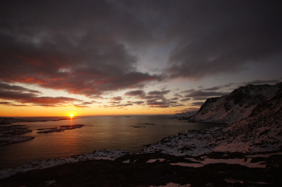 LAV SOL: Desemberdagens siste solstråler nytes fra en bergknaus utenfor Ballstad i Lofoten. Foto: Kjell-Harald Myrseth Lofoten