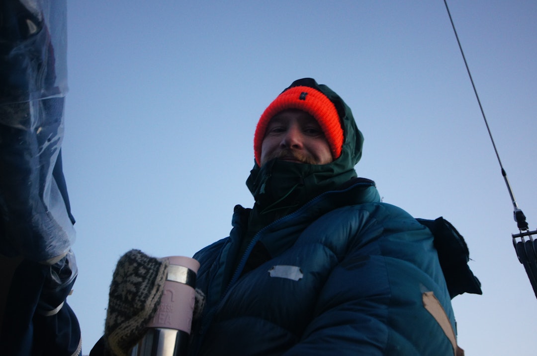 DAGEN GRYR: Morgenkaffen nytes under dagens seilas, idet det lir mot kaldere og mørkere tider. kjell harald myrseth