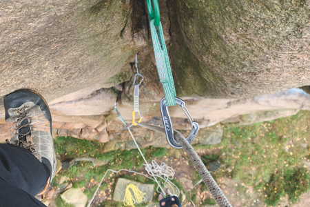 FRA REKONSTRUKSJONEN : Sikringene i sine originale posisjoner. Den øverste kammen ble dratt ut av fangrykket, mens kilen under ble dratt ut av taudraget. Det gule tauet indikerer landingspunktet. Foto: Robert Caspersen Robert Caspersen