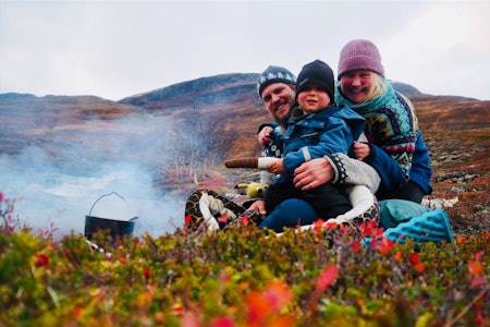 PARTERAPI 3.0: Ole Helgesen, Mons, Ingrid Alm – og en slange som dingla utenpå sekken og bidro til å holde pågangsmotet oppe. Foto.: Privat PARTERAPI 3.0: Ole Helgesen, Mons, Ingrid Alm – og en slange som dingla utenpå sekken og bidro til å holde pågangsmotet oppe. Foto.: Privat