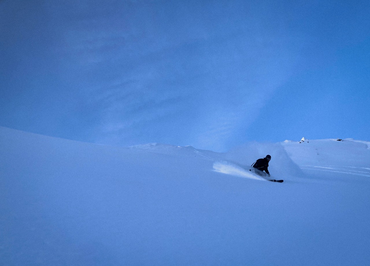 PUDDERFØRE: Det var fantastiske forhold ned fra Blåfjellet. Her demonstrer Øystein Bjelland. Alle foto: Magnus Utkilen. blåfjellet sunnmøre jula 2021