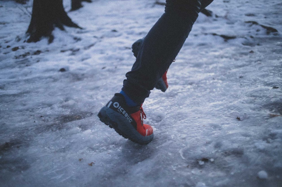 GLIPPER LITT: På hard klink-is gir skoene litt etter. Foto: Kristoffer H. Kippernes