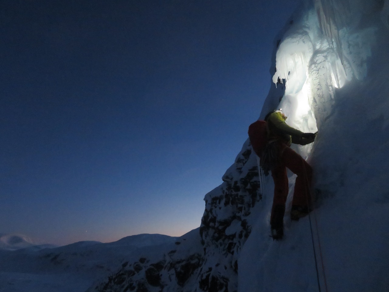 STIFINNER: Joda Dolmans finner en vei opp Lappskardfossen. Foto: Juho Knuuttila.