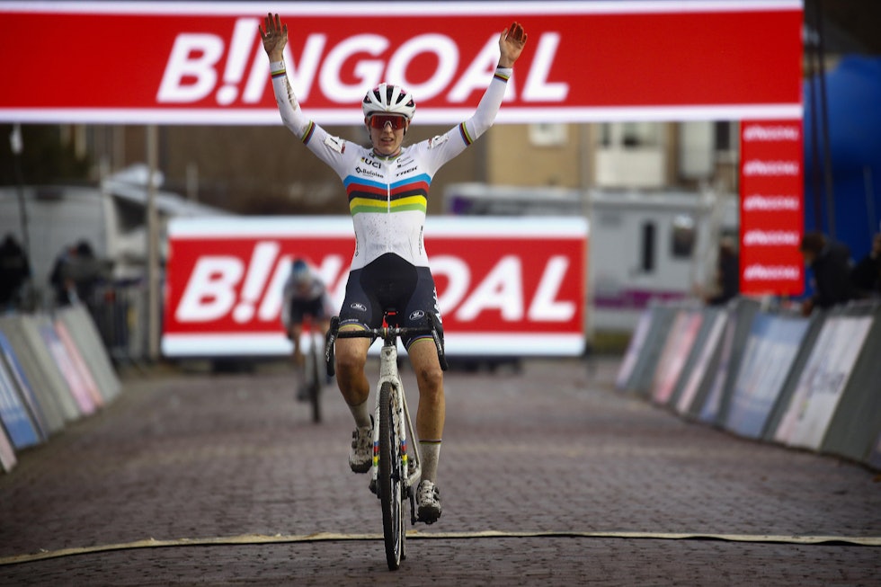 DOMINERER: Lucinda Brand er utilnærmelig for tiden, og står med 15 seire så langt denne sesongen. Foto: Cor Vos lucinda brand cyclocross verdenscup hulst