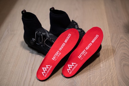 VARME? Heat Experience er et norsk merke. Hvor gode er sålene deres til vintersykling? Foto: Henrik Alpers.  VARME? Heat Experience er et norsk merke. Hvor gode er sålene deres til vintersykling? Foto: Henrik Alpers.