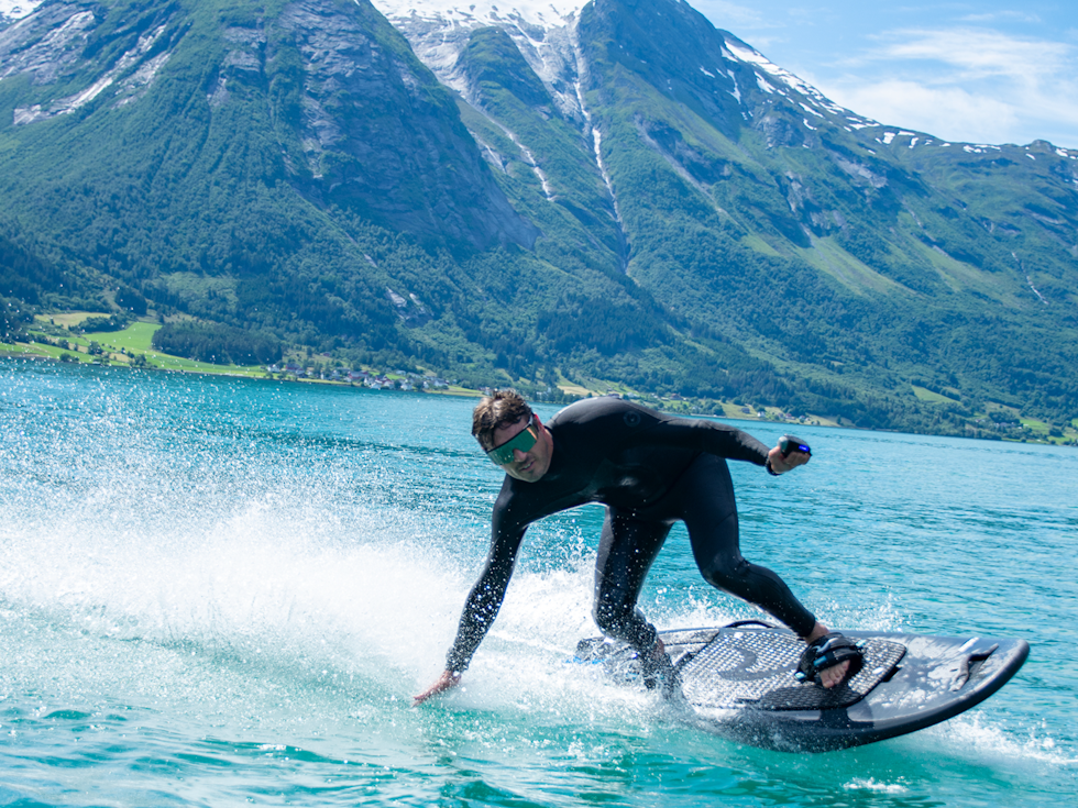 Du kan leie vannscooter og elektrisk surfebrett fra Nordfjord Water Sports under Strynefestivalen! 