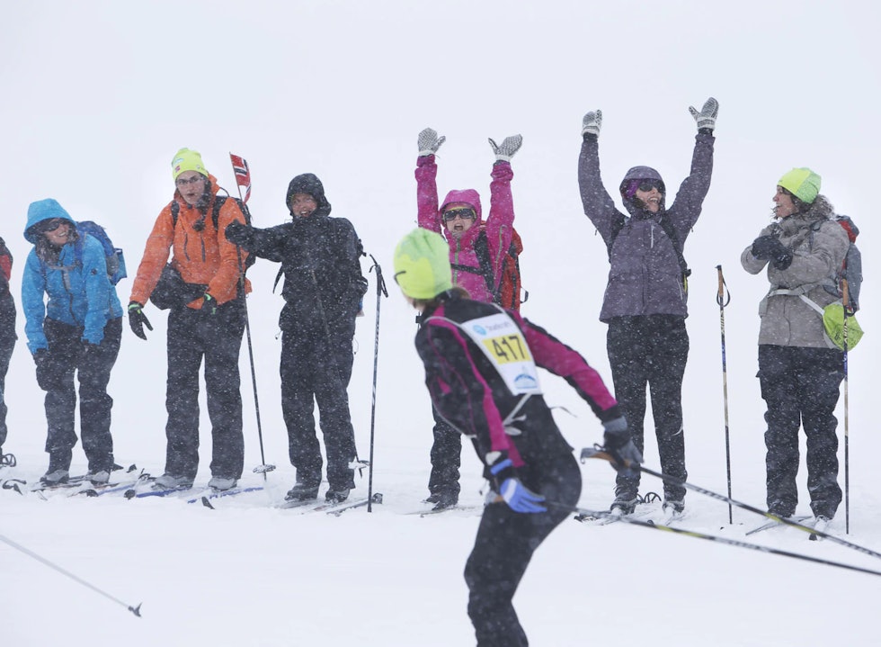 HAUKELIRENNET: Inkludert ikke-påmeldte som sørger for god stemning for skiløperne med startnummer. Foto:  Håvard Solerød