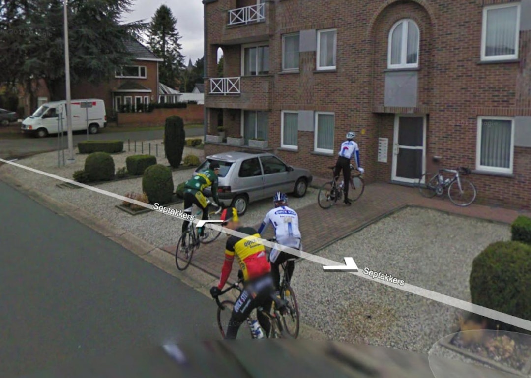 UT PÅ TUR: Tom Boonen på treningstur et sted i Belgia - med ymse venner. Skjermdump: Google Street View. UT PÅ TUR: Tom Boonen på treningstur et sted i Belgia - med ymse venner. Skjermdump: Google Street View.