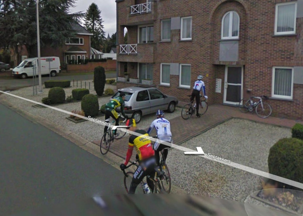 UT PÅ TUR: Tom Boonen på treningstur et sted i Belgia - med ymse venner. Skjermdump: Google Street View.