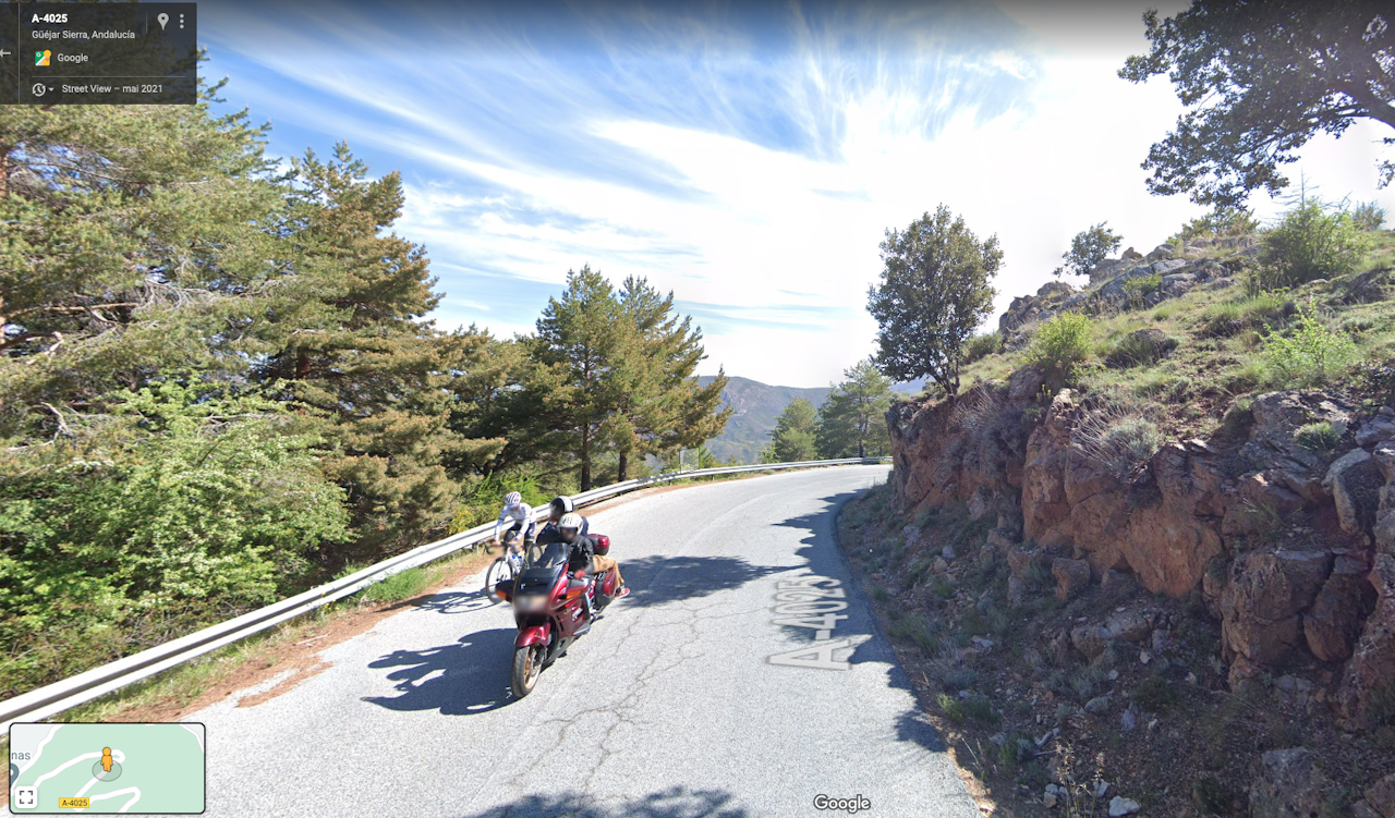 FOREVIGET: Julian Alaphilippe er etter det vi kjenner til, første regnbuesyklist på Google Street View. Skjermdump: Google Street View. FOREVIGET: Julian Alaphilippe er etter det vi kjenner til, første regnbuesyklist på Google Street View. Skjermdump: Google Street View.