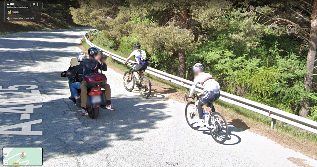 FOTOSHOOT? Det kan se ut som Julian Alaphilippe er på foto-oppdrag i Granada. Skjermdump: Google Street View. FOTOSHOOT? Det kan se ut som Julian Alaphilippe er på foto-oppdrag i Granada. Skjermdump: Google Street View.