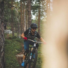 KNEBESKYTTERE: Her finner du tester av flere forskjellige knebeskyttere til stisykling. Foto: Kristoffer H. Kippernes test av knebeskyttere til sykling og stisykling