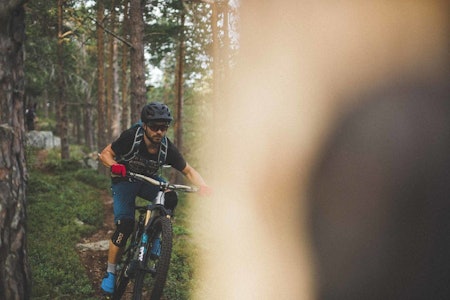 KNEBESKYTTERE: Her finner du tester av flere forskjellige knebeskyttere til stisykling. Foto: Kristoffer H. Kippernes test av knebeskyttere til sykling og stisykling