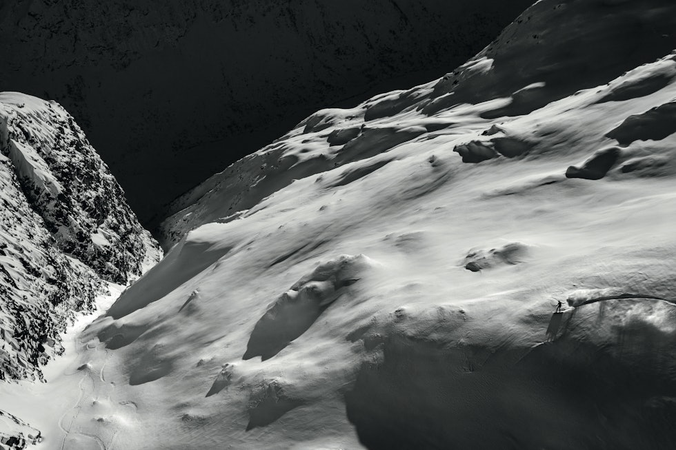 Mot mørket: Krister Kopala cruisar på den åpne flanken før han dropper ned i rennen og dundrer ned mot dalbunnen. Foto: Vegard Aasen
