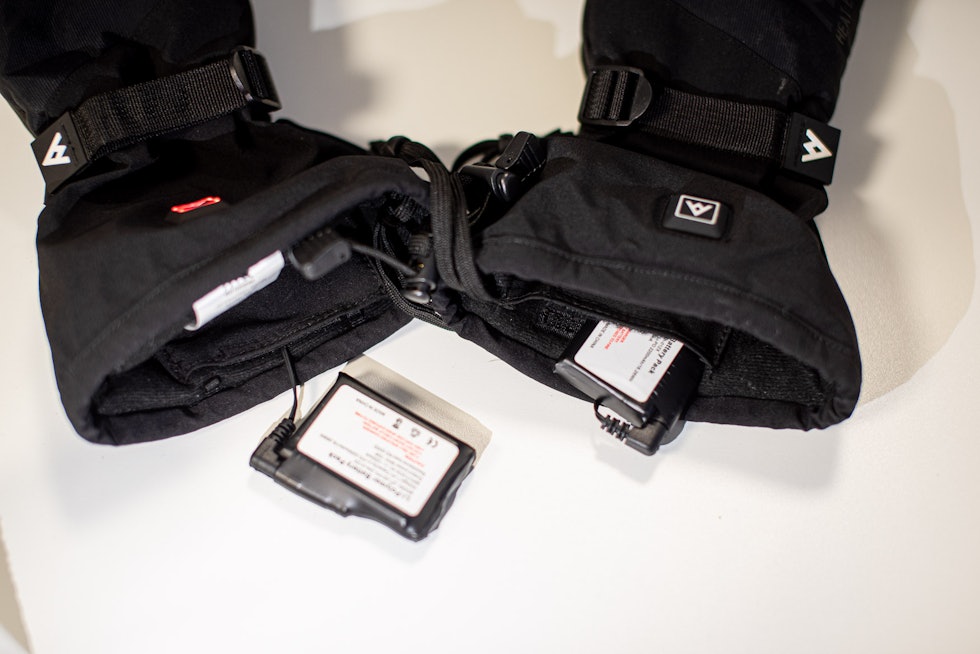 GODT GJEMT: Batteriene lagrer du i en liten lomme i mansjetten. Der ligger de trygt, og er ikke i veien. Foto: Henrik Alpers. 